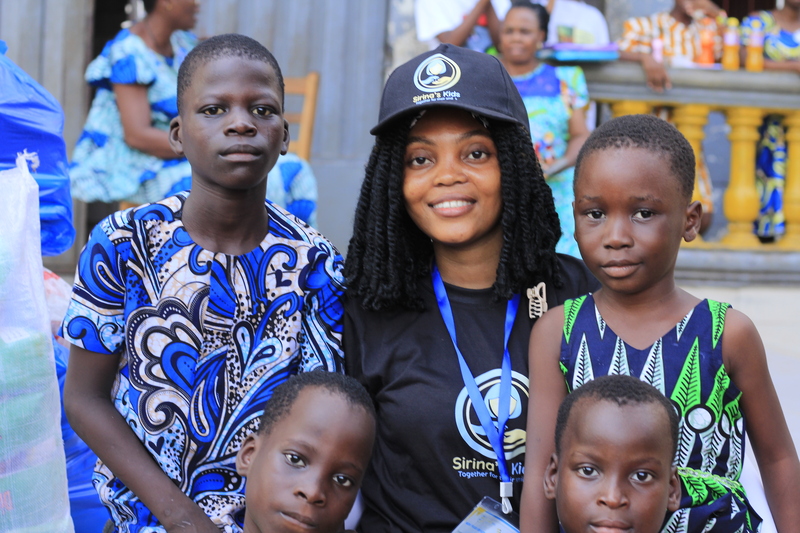 Des enfants heureux de recevoir leurs kits