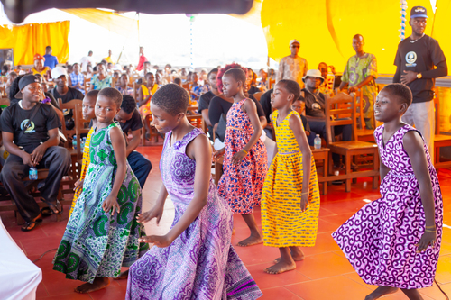 Les enfants de l'orphelinat qui dansent